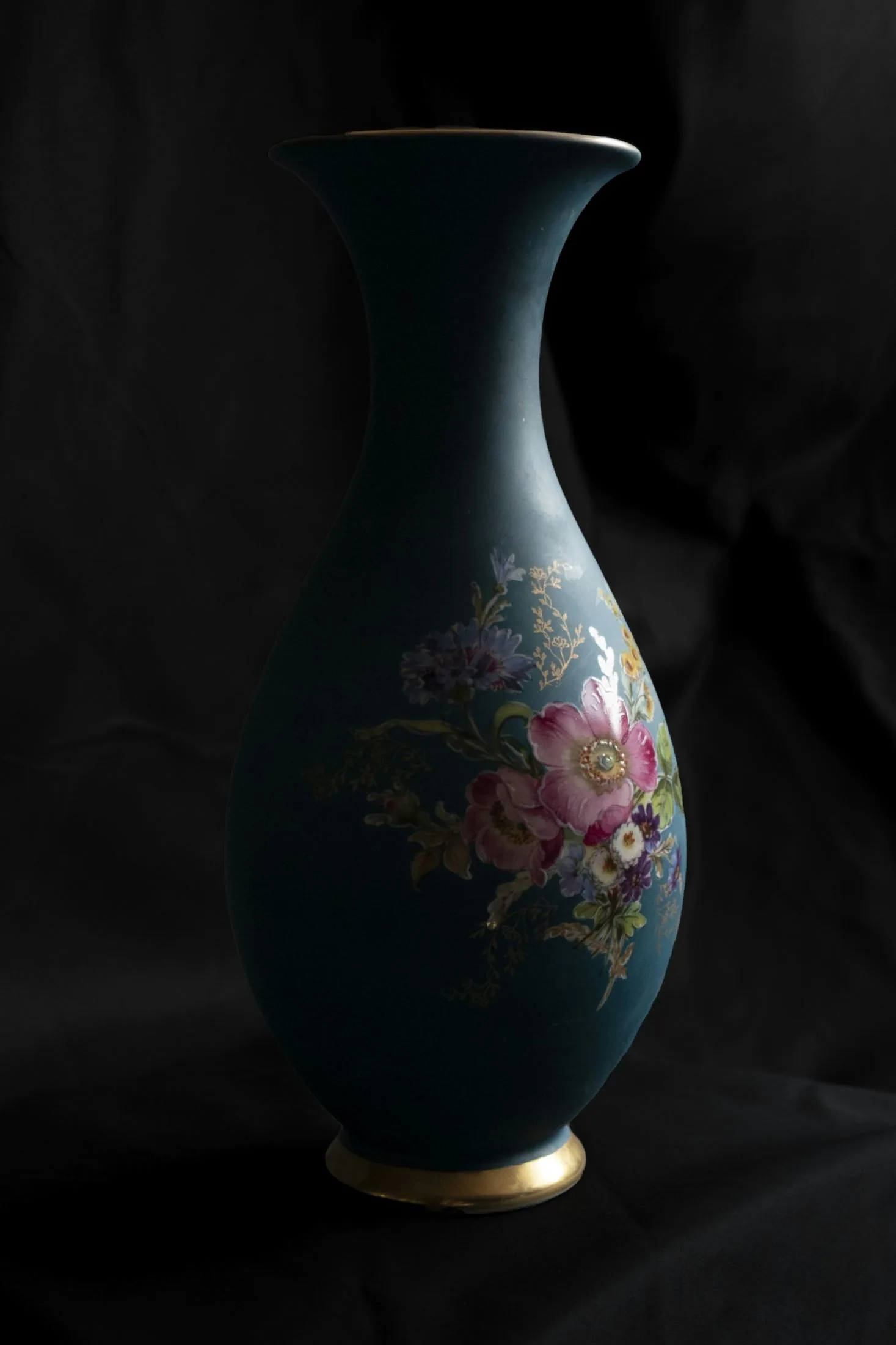 Antike dunkelblaue Vase mit Blumendekor