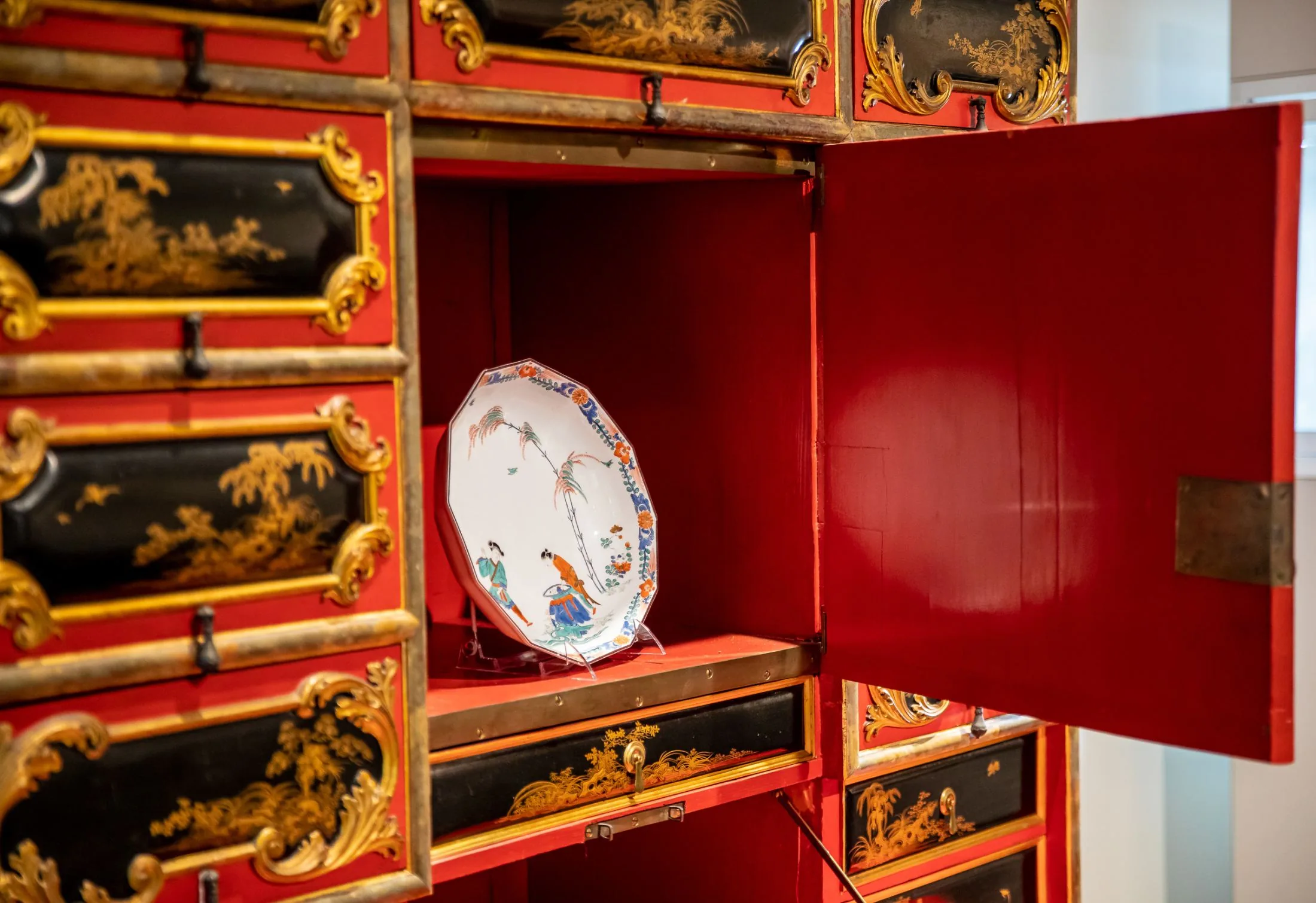 Detalle de porcelánico en mueble lacado