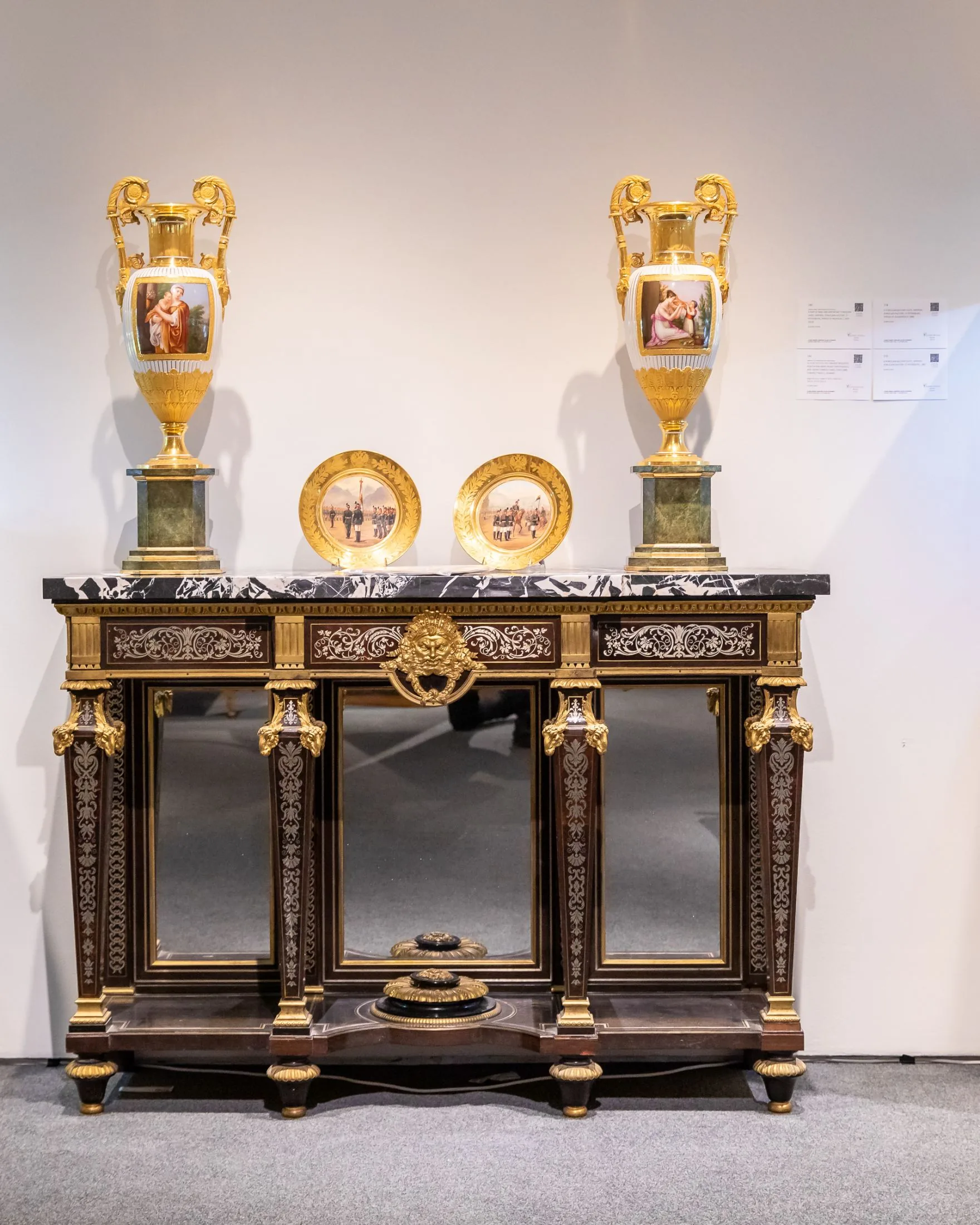 Porcelana y muebles en un conjunto de colección.