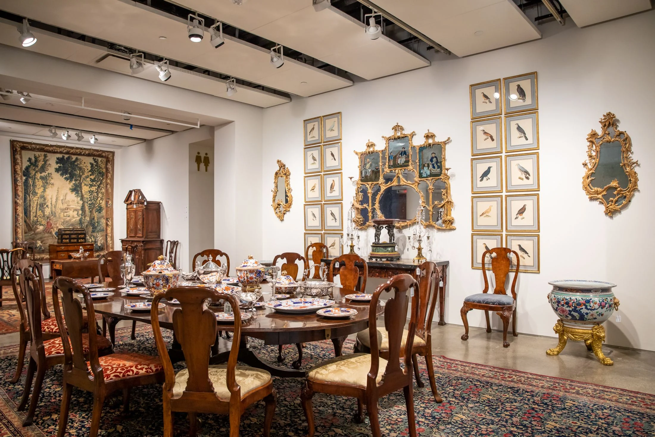Conjunto de muebles, pinturas y artes decorativas.