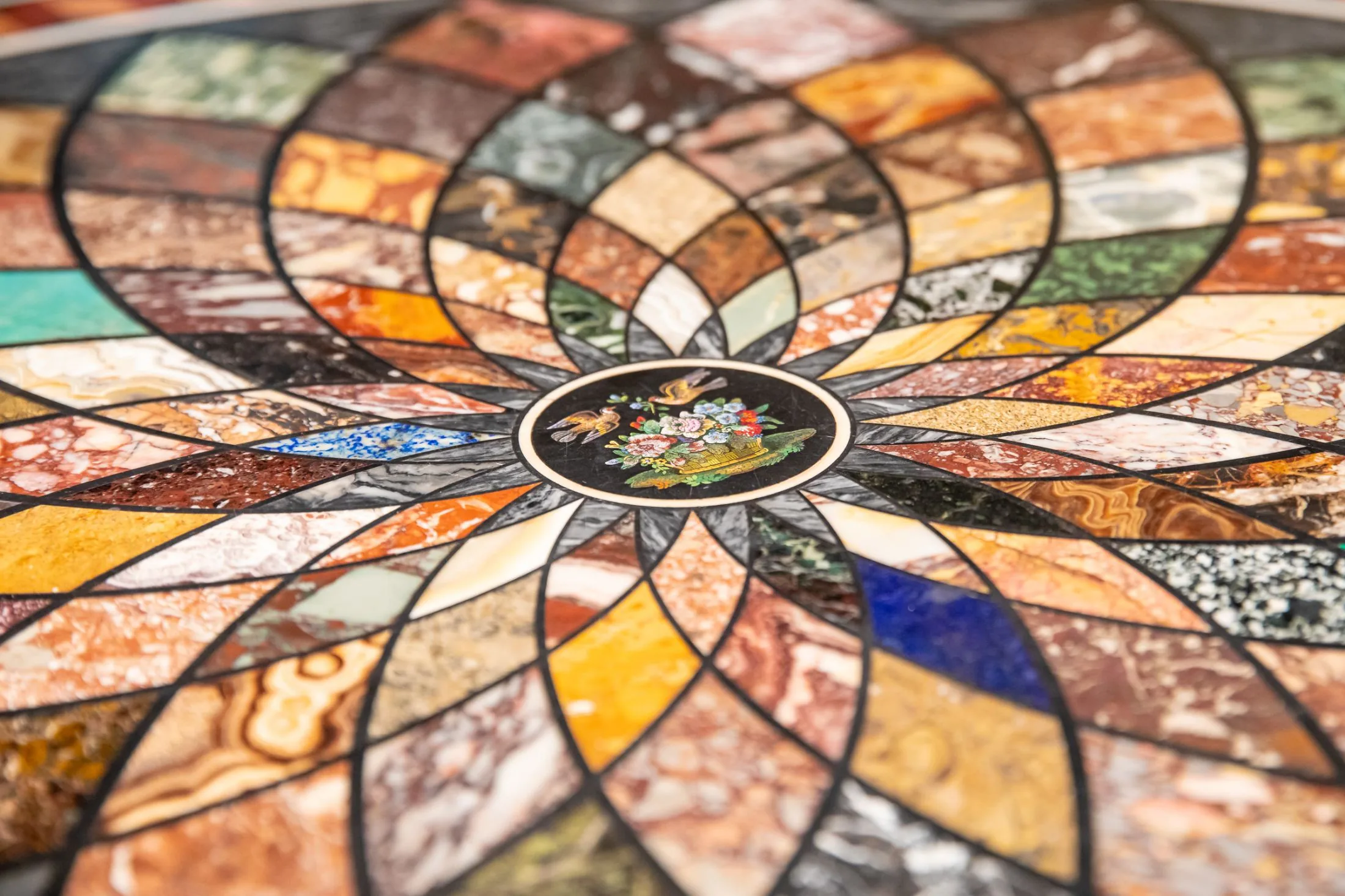 Detalle de una mesa antigua con decoración en micromosaico