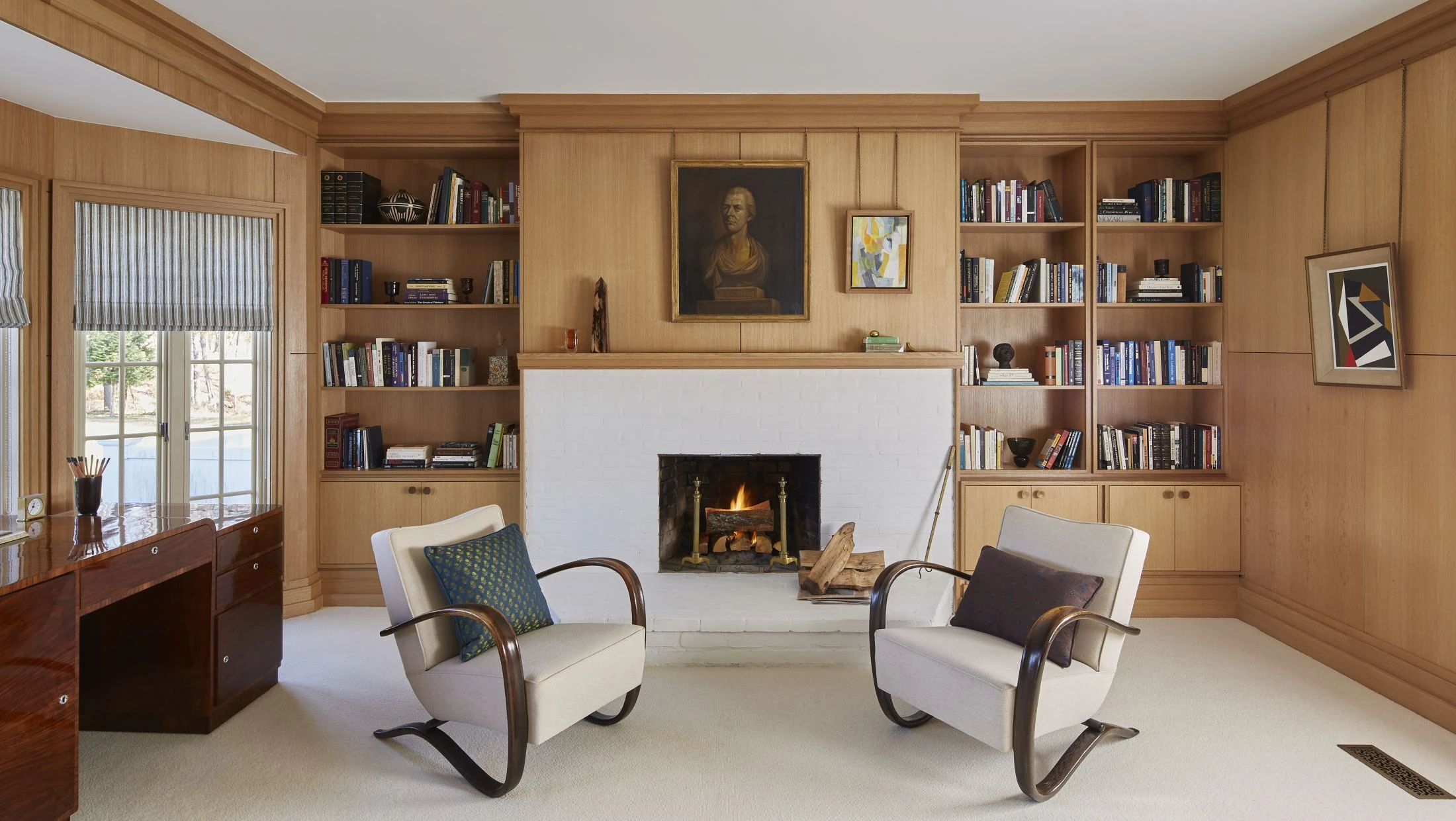 Gemälde, Bücher und Möbel vereint in einem Sammlerinterieur