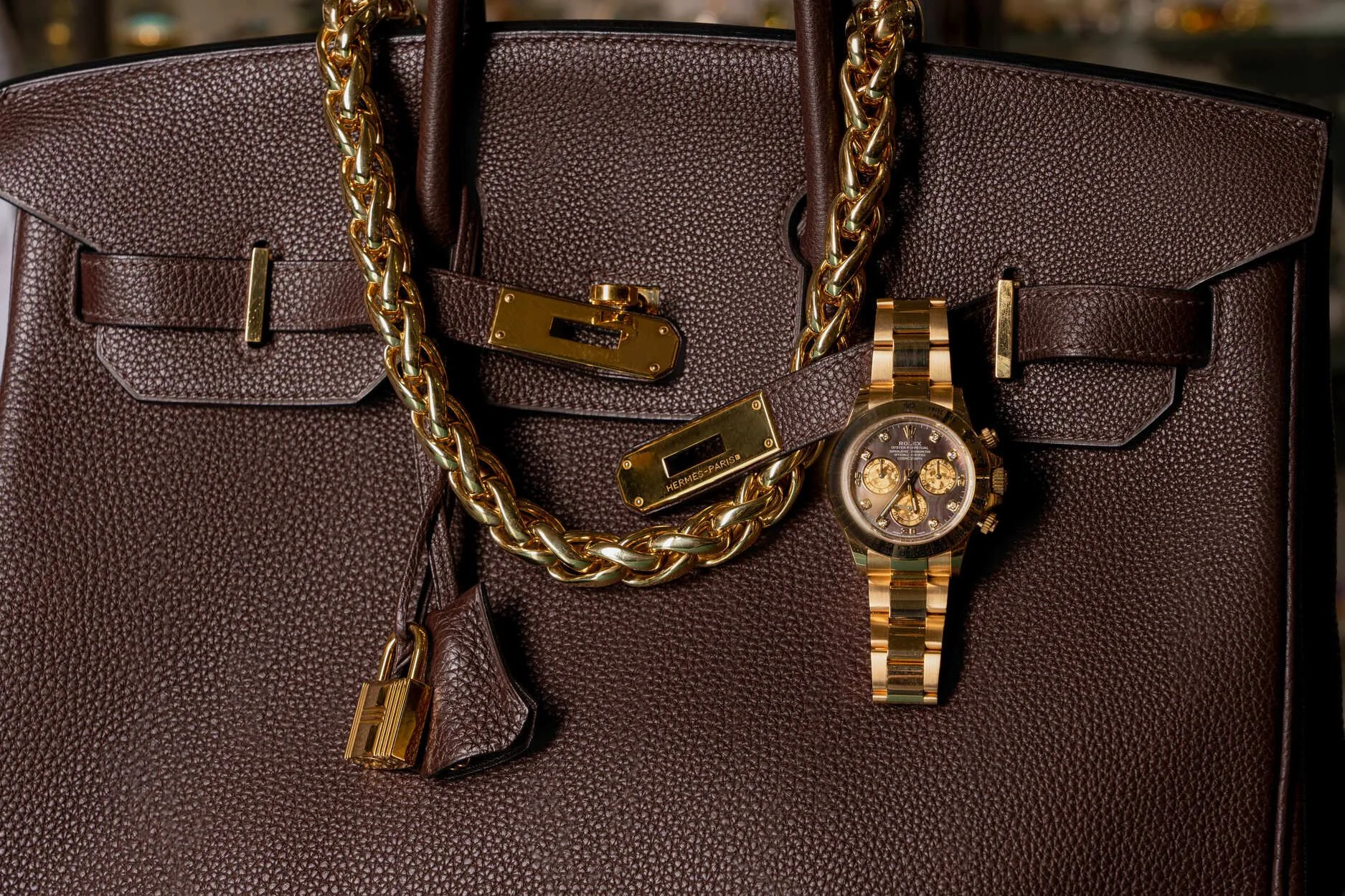 Sammlertasche aus braunem Leder mit goldenen Beschlägen