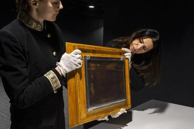Aandachtige observatie van een oud schilderij