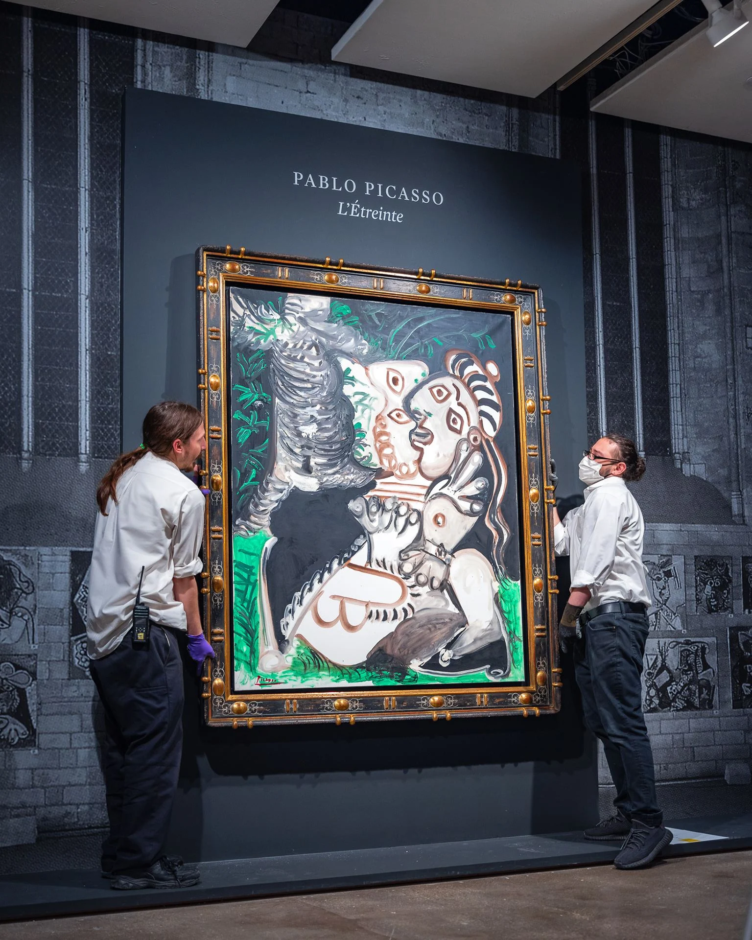 Presentación atenta de una obra en una galería