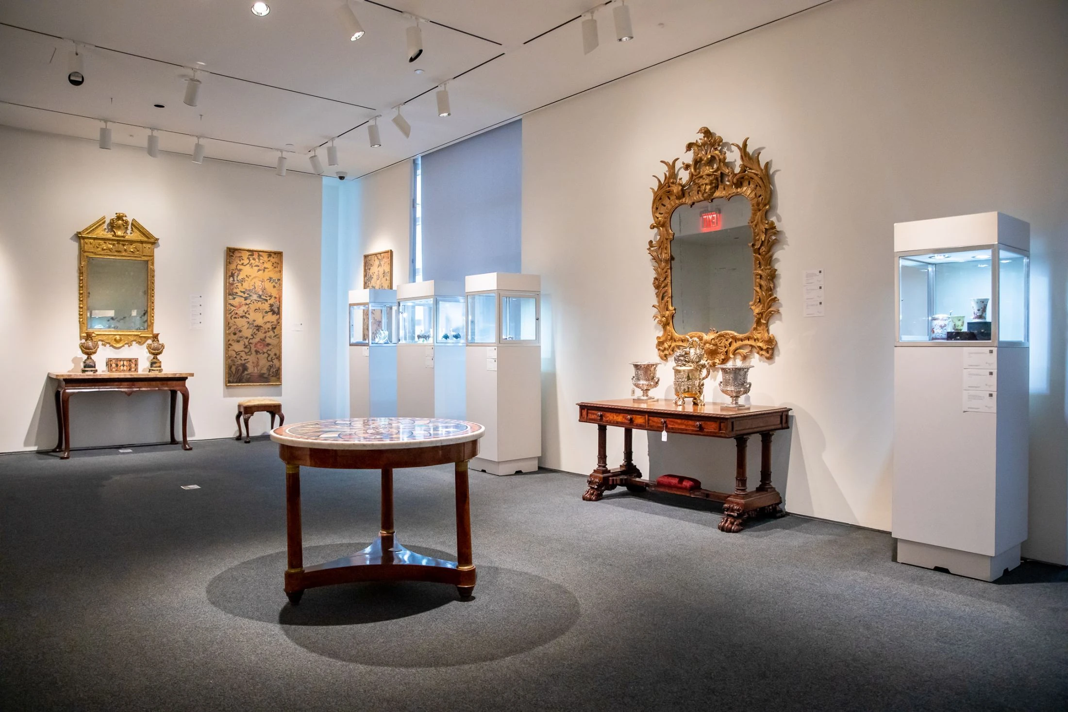 Muebles antiguos y objetos de colección en la galería.