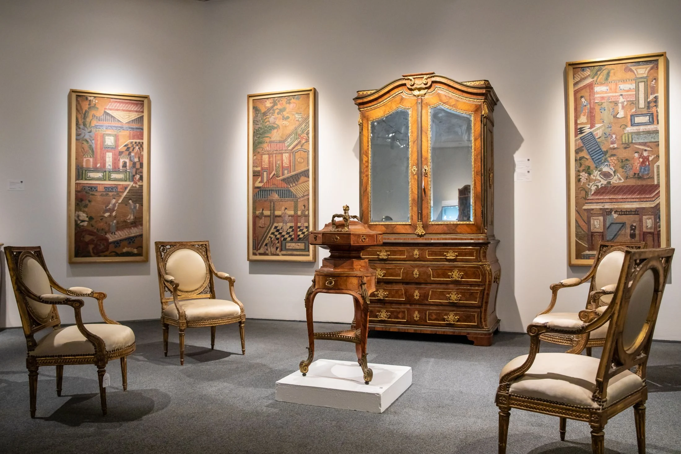 Alte Möbel und dekorative Kunst präsentiert in der Galerie
