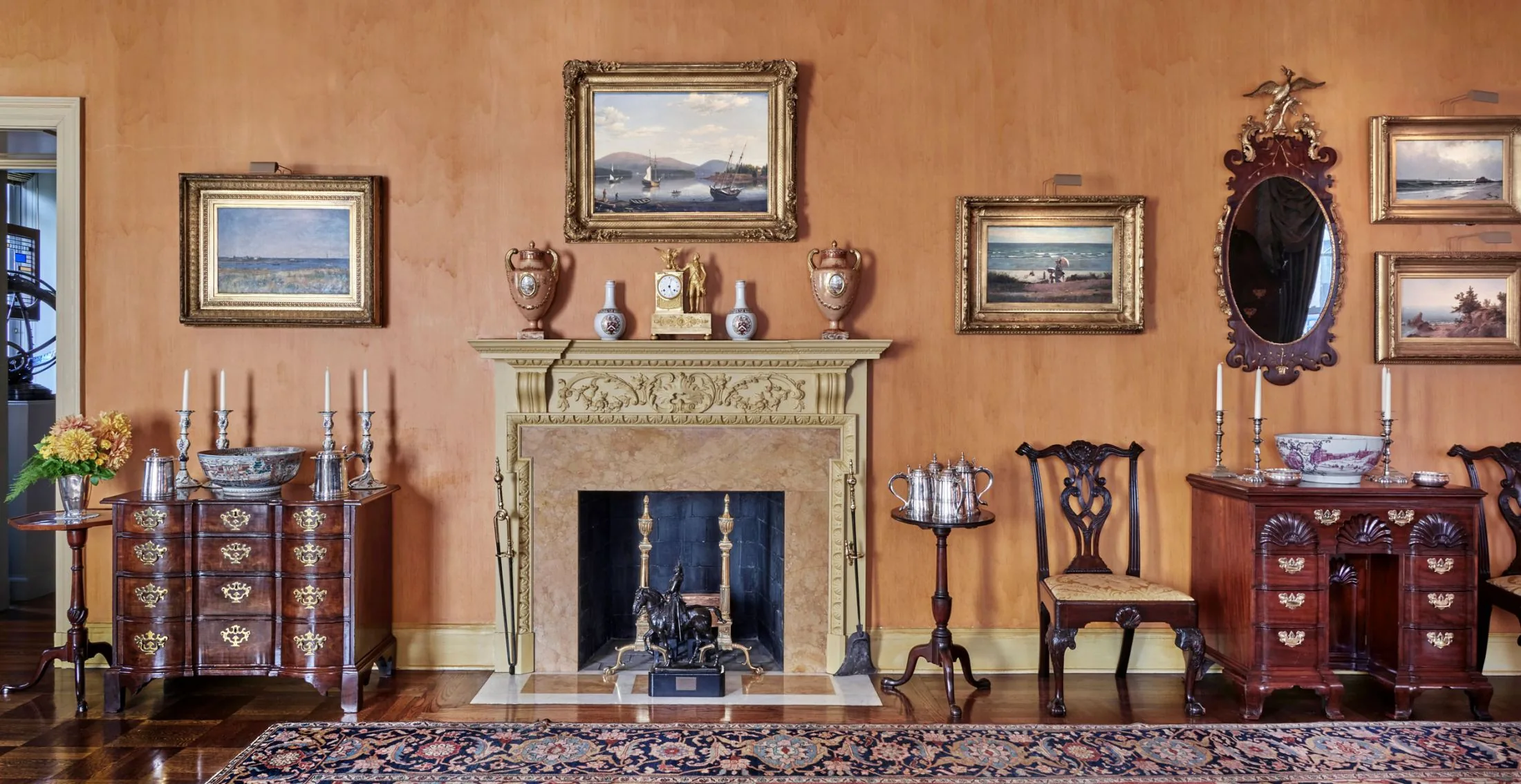 Set aus Gemälden, Möbeln und Sammlerstücken