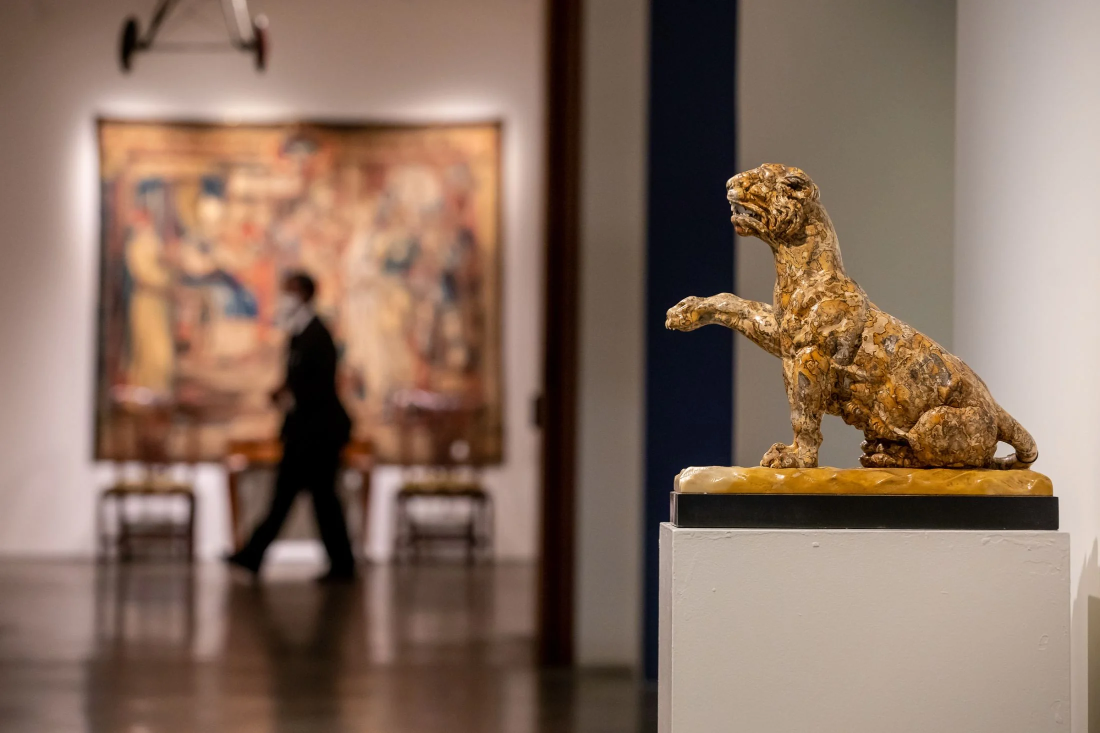 Escultura y pintura en una exposición